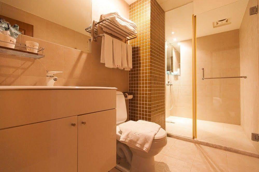 Roaders Hotel Hualien Dongda Esterno foto